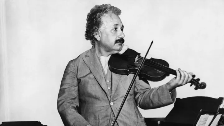 Einstein-playing-violin